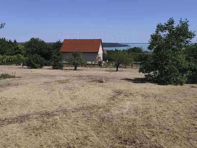 Panorámás zártkert eladó Balatonalmádiban