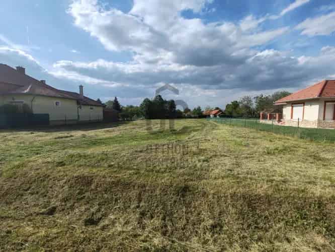 Balatonberényi eladó telek - Csendes, összközműves