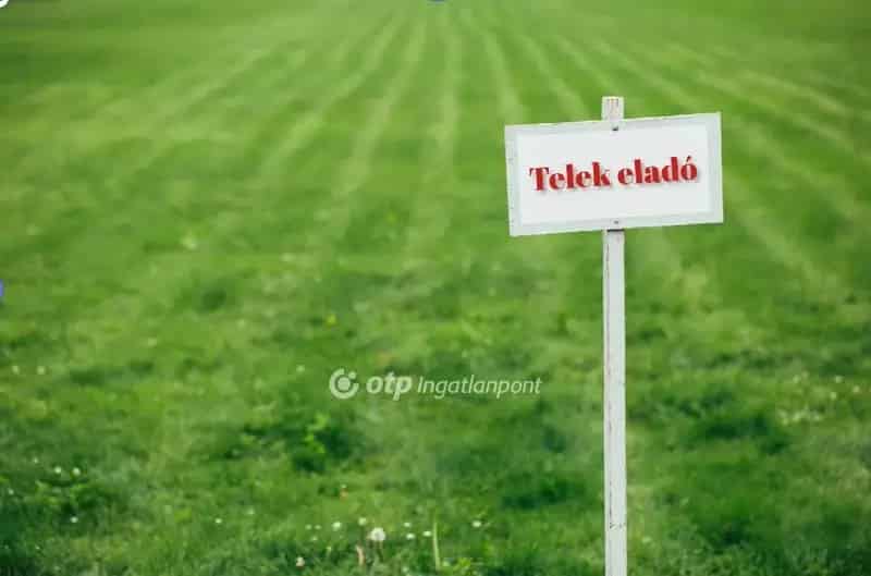 Debrecen Lencztelepen eladó telek 146 nm-es ikerház tervvel