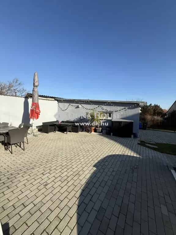 Balatonalmádi családi ház eladó panorámával és medencével