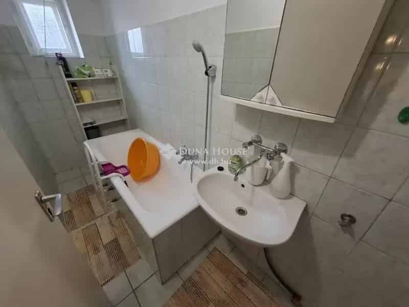 Városközponti házrész eladó felújítva két lakrészként is