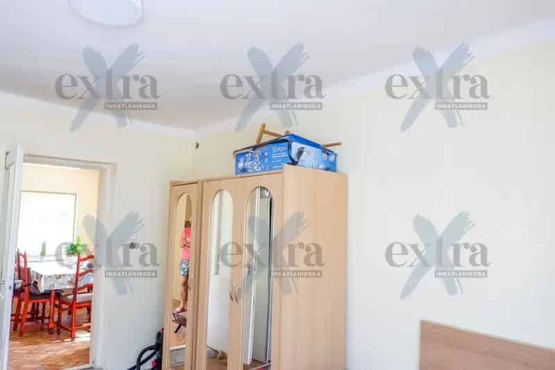 82 m2-es családi ház eladó Kiszomboron nagy telekkel