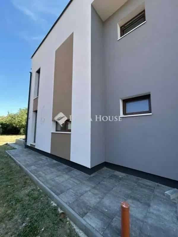 186 m2-es 2 szintes ikerház garázzsal eladó