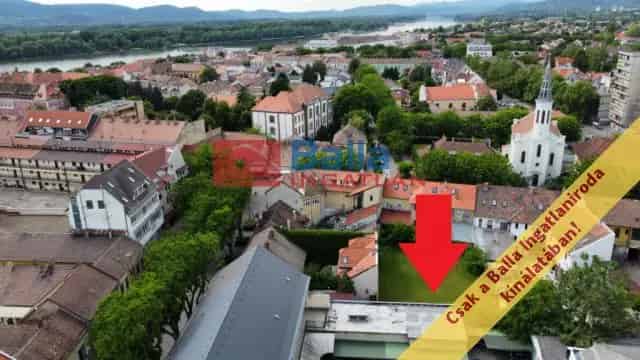 Vác - 887 m² Telek Eladó - Beépíthető - Sétálóutca