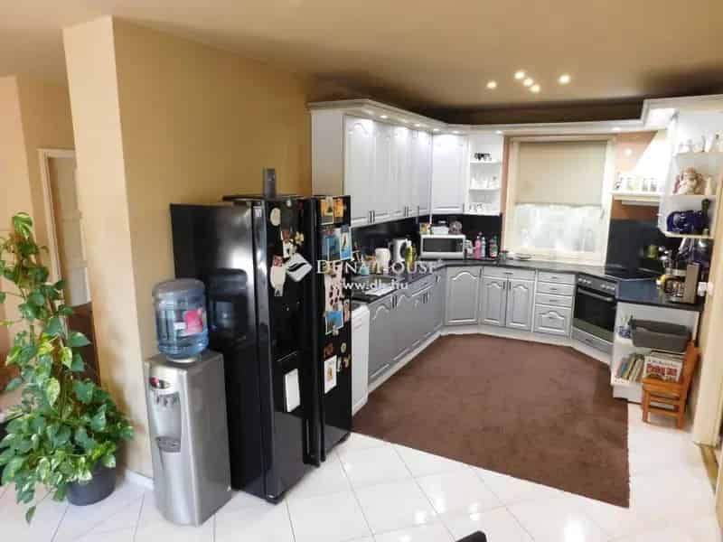 208 m2-es családi ház Kecskeméten tripla garázzsal