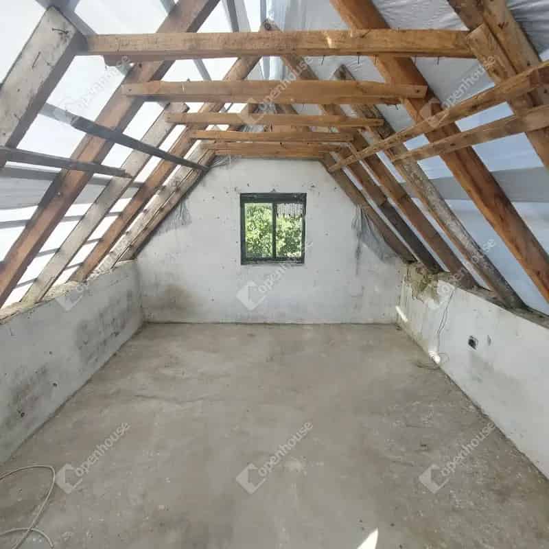 Környei félkész nyaraló eladó 708nm-es telken