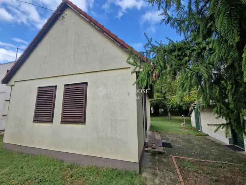 Balatonmáriafürdői nyaraló eladó - 2 szoba, légkondi, szabadstrand közel