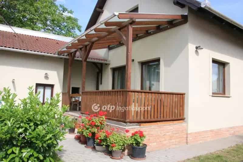 160nm-es 6 szobás családi ház Makláron