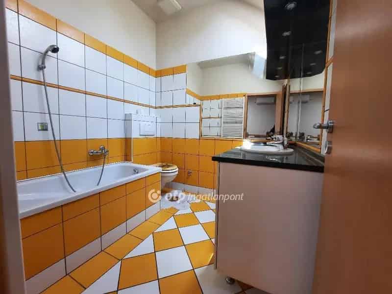 Siófoki családi ház eladó - 250 m2, úszómedence, Balaton-közel