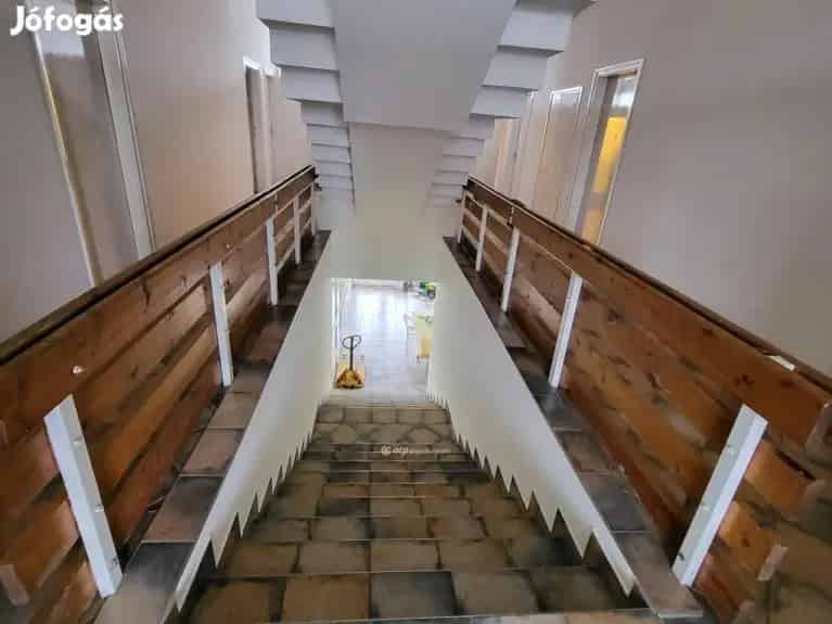 Eladó Üzlethelyiség Debrecenben - 1000 m2 + 600 m2 raktár