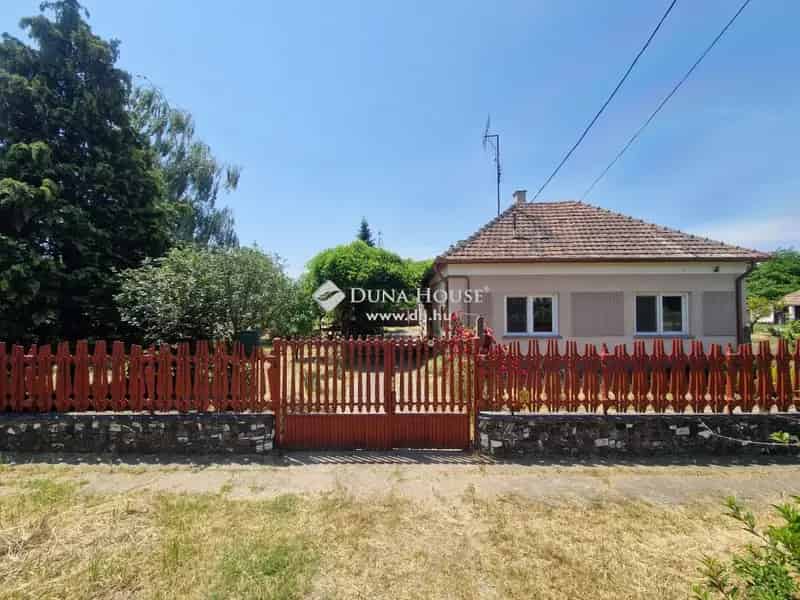108m2-es Felújított Kádár-kocka Nagybaracskán 1449m2 Telekkel