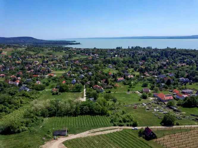 Ábrahámhegyen eladó telek lenyűgöző Balatonra néző panorámával