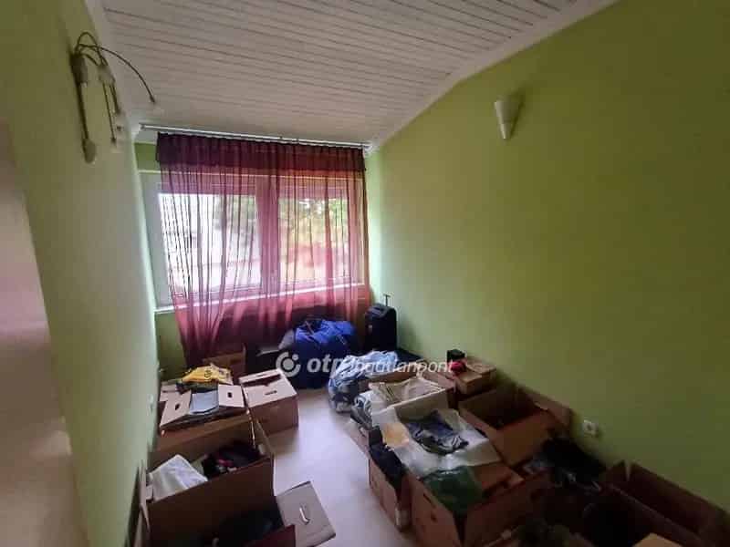 Vecsés Központjában eladó autóalkatrész üzlet lakórésszel