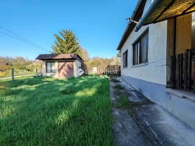 Zsámbék 3563 m2-es telek eladó házal befektetőknek