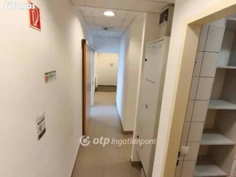 Eladó Iroda Jászladányban 93nm - Felújított Bankfiók