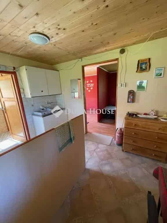 Adonyi zártkerti nyaraló eladó 726 m2-es telken