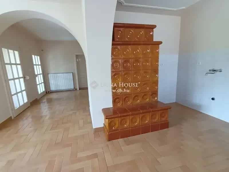 Kecskemét Petőfiváros 120nm-es családi ház garázzsal és pincével