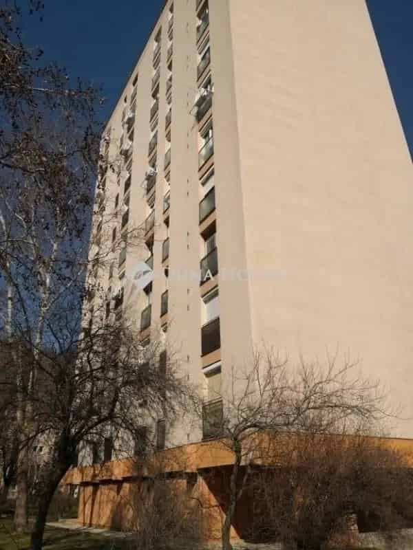 Pécsi 2 szobás felújított panel lakás eladó - Befektetésnek is kiváló