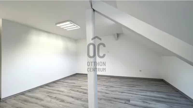 Szekszárdi eladó üzlethelyiség 4 apartmannal