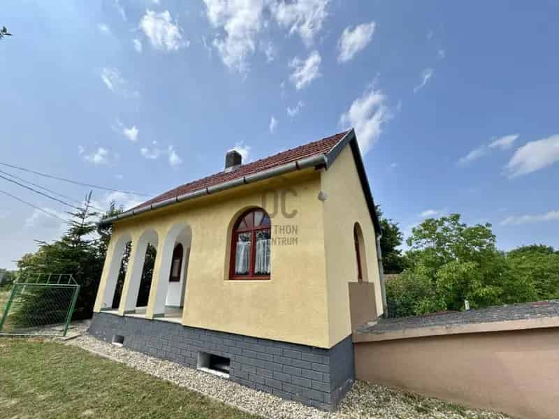 Hétvégi ház eladó Surdon - 19 m2 - 2997 m2 telekkel