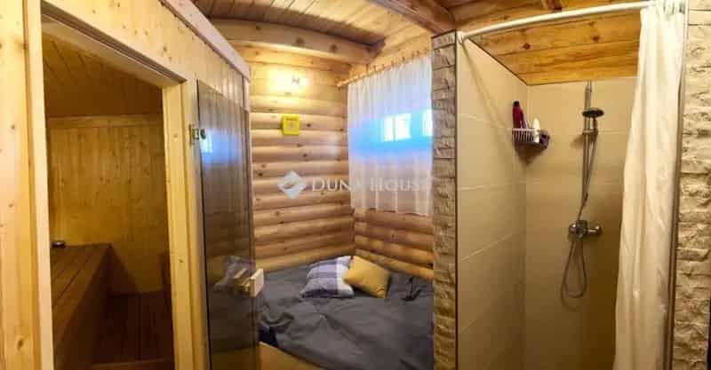 Rönkház eladó Sóskúton - 3 hálószoba, szauna, fürdőtó