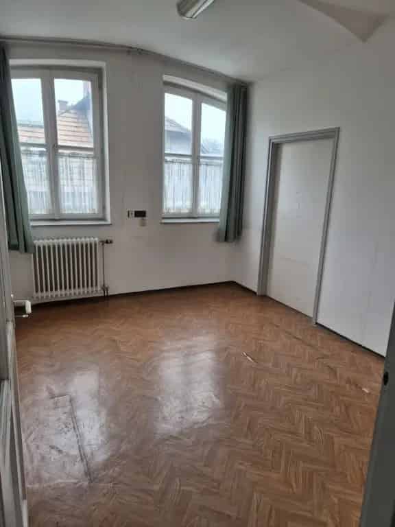 276 nm-es családi ház vállalkozóknak XVI kerületben