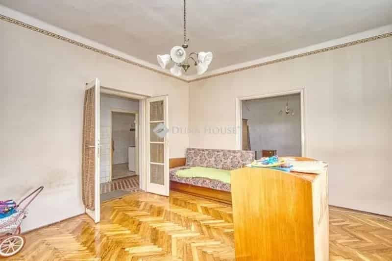 211 nm-es családi ház 1093 nm-es telekkel XVI kerületben