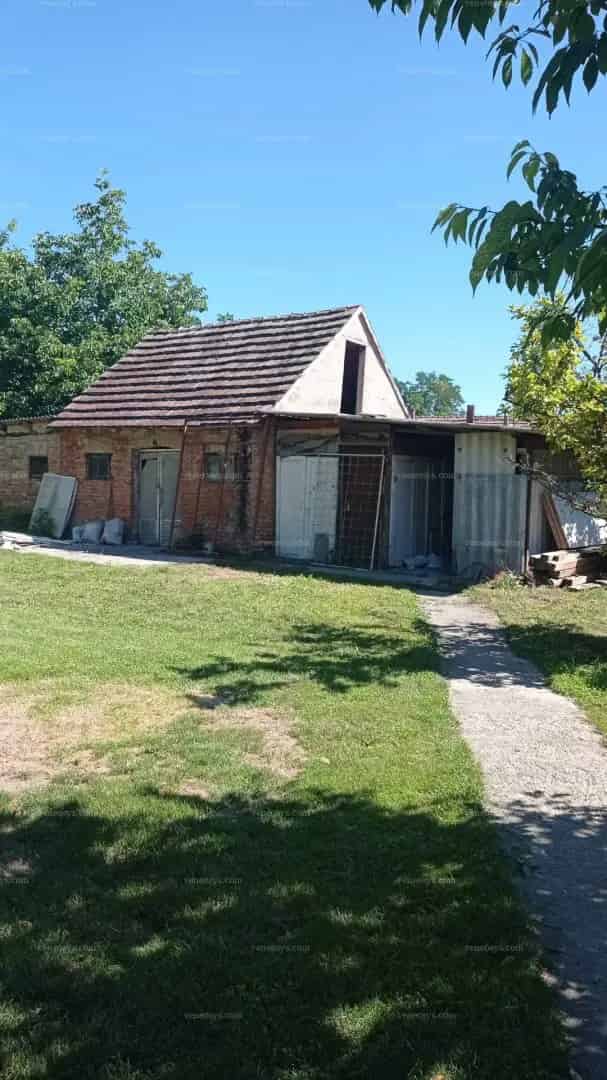 Belterületi Lakótelek Eladó - Gazdasági Épülettel