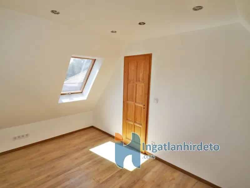 7 szoba + 1 félszoba, 258 m2, felújított családi ház