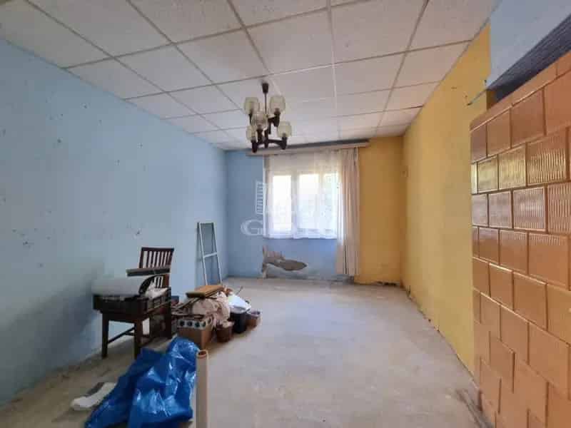Soponya 2 szobás családi ház 2255 m2-es telken eladó