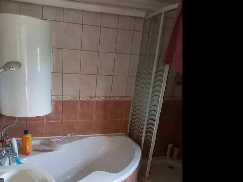 Alápincézett ház nyári konyhával és garázzsal