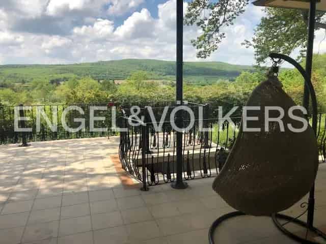 480 nm-es családi ház Adyligeten panorámás telken