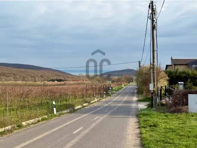 Felsőörsi eladó telek 890 nm aszfaltos utcában