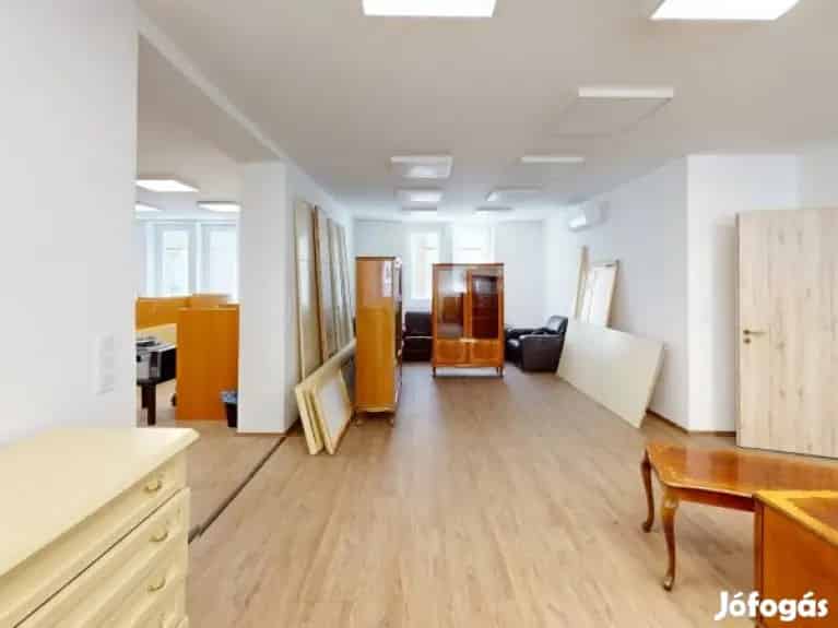 275 m2-es Felújított Iroda Komlón