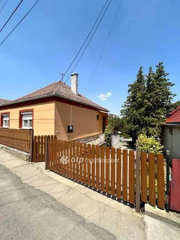 Családi ház eladó Mohács mellett - 2 szoba, garázs, gyümölcsfák