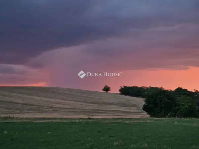 Únyi panorámás telek eladó csendes környéken