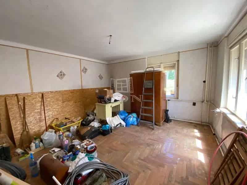 Felujitando csalad haz Szokolyan garazzal es mellekepuletekkel