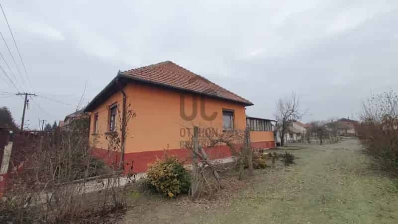 Tápiószecsői családi ház eladó - 3 szoba, melléképületek, kút, garázs