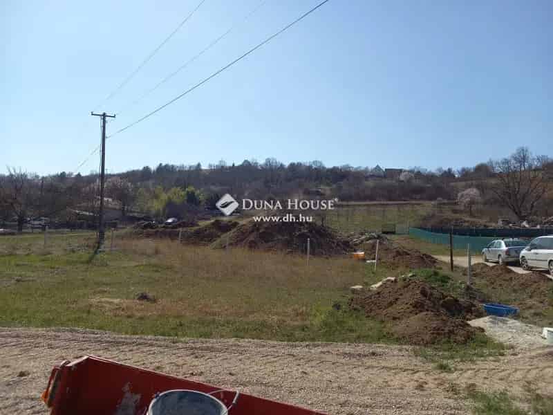 Balatonalmádi közeli 2030 nm-es zártkerti telek eladó