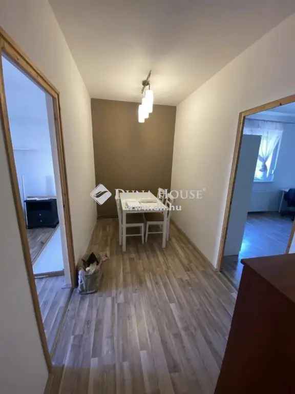Pécs Uránváros 50m2 2 szobás felújított lakás