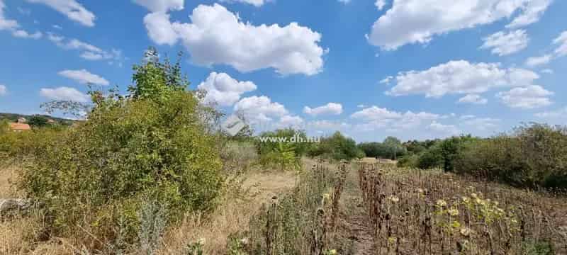 Velencei-tó közeli telek eladó Sukorón