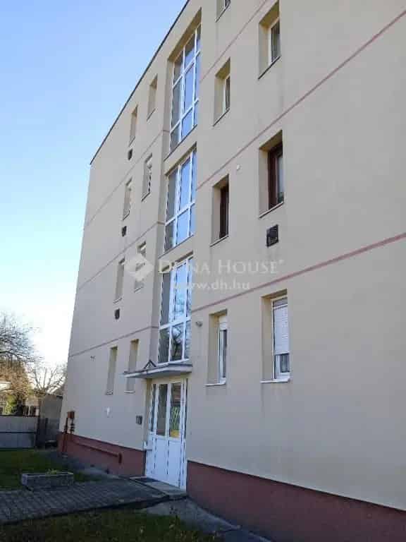 55 nm-es 2 szobás földszinti lakás Veszprémben erkéllyel és kerttel
