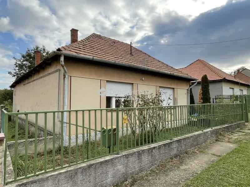 81 nm-es családi ház eladó Szarvasgedén nagy telekkel