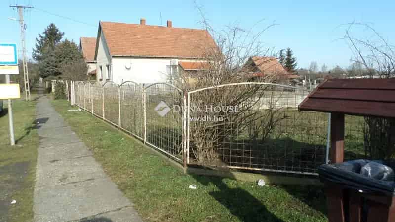 Tiszaszőlősi sarki telek részben kész nyaralóval