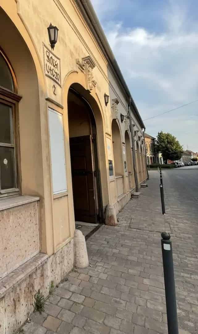 Tata központjában eladó 50 nm-es iroda otthonná alakítható