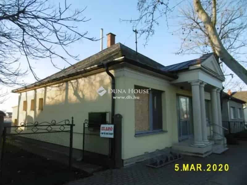 Eladó ingatlan Sárkeresztúron - 80 6 m2 - Bankfiók