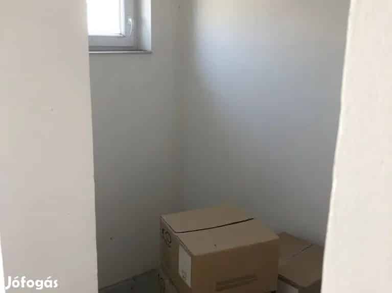 Győr Ménfőcsanak Garázs Eladó Tárolóval