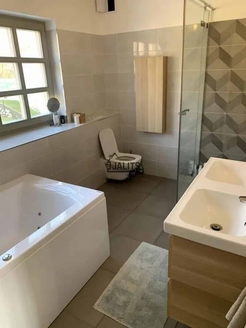 Nagykovácsi 9 szobás luxus családi ház eladó