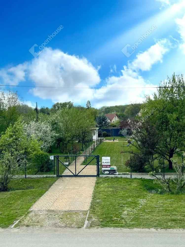 Győri zárt kert eladó - 1452 m² - faház - fúrt kút - villany - játszótér