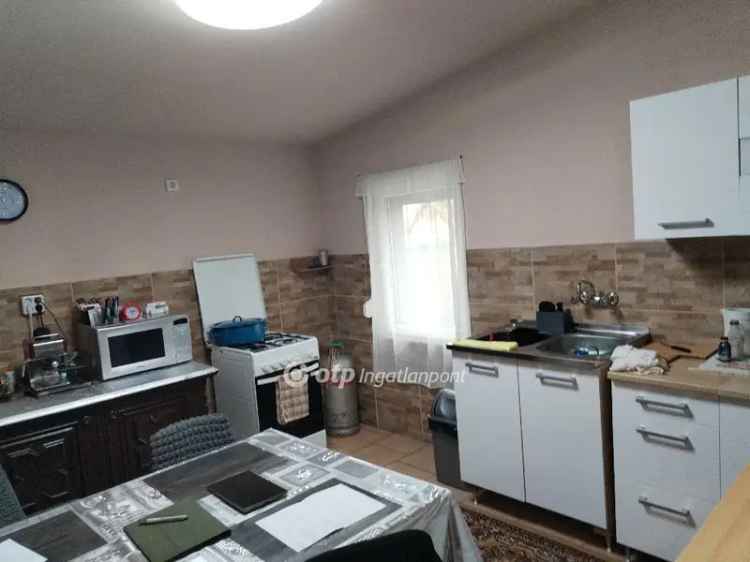 Martonvásár csendes részén eladó felújított 3 szobás családi ház